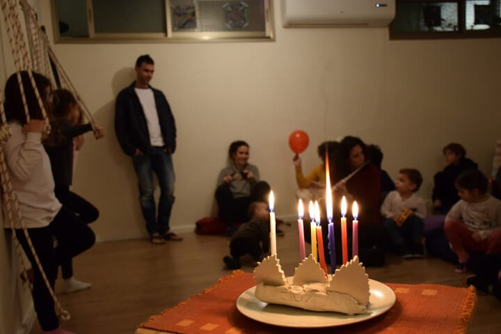 מסיבת חנוכה בסטודיו איינגאר יוגה קריית אונו של יעל פרייס-שמשי
